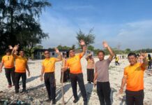 Rutinkan Kurvey, Polres Sergai Turun Tangan Bersihkan Pantai Sentang Demi Lingkungan Indonesia Lebih Sehat dan Berkelanjutan