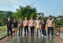 Sinergi dan Bakti Nyata! Kapolsek Kotarih Turun Langsung Perbaiki Jembatan Penghubung Antar Kabupaten