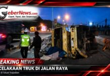 Sopir Ngantuk, Truk Muatan Karton Terbalik di Fly Over Amplas