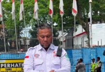 Dilarang Masuk Saat Hendak Sholat, Ketua Buruh Bentang Spanduk di Depan Gerbang Pertamina