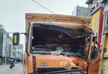 Diduga Kurang Konsentrasi, Truk Box Tabrak Dua Dump Truk Yang Sedang Antre Solar di Jalan Medan–Tebing Tinggi