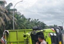 Hendak Hindari Genangan Air, Truk Tronton Terguling dan Hantam Pembatas Jalan di Jalinsum Sergai
