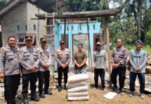 Kapolsek Selesai Hadir Berikan Bantuan kepada Warga Terdampak Musibah Rumah Tertimpa Pohon Sawit