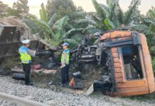 Dump Truk Tertabrak KA Putri Deli di Perlintasan Tanpa Plang Perbaungan, Sopir Tewas