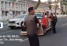 Bagi-Bagi Bendera di Jalan Raya, TKN Kompas Nusantara Tegaskan Merah Putih Bukan Sekadar Simbol: Semangat Kebangsaan Harus Hidup di Tengah Rakyat