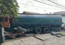 Diduga Mengantuk, Truk Tangki Hantam Rumah Warga di Perbaungan Sergai