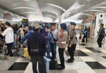 Polresta Deli Serdang Pantau Keamanan dan Berikan Pelayanan Kesehatan Kepada Penumpang Terdampak Pembatalan Penerbangan di Bandara Kualanamu