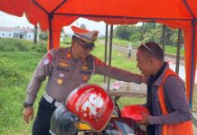 Sambut Hari Lalu Lintas Bhayangkara ke-71, Sat Lantas Polres Sergai Salurkan Sembako kepada Warga dan Petugas Perlintasan