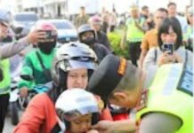 Kapolda Sumut Turun ke Jalan, Bagikan Helm dan Masker: Tertib Lalu Lintas Bukan Sekadar Imbauan!